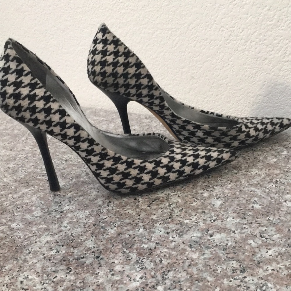 GUESS by MARCRIANO sexy black and white high heeled pumps!